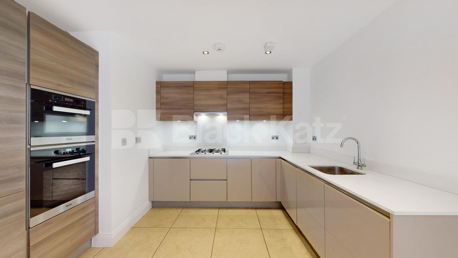 Fantastic 3 bed 2 bath within a private secure development mins to shops Davis House, Huguenot Drive , Palmers Green